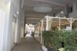 #15249 Locale commerciale con galleria coperta