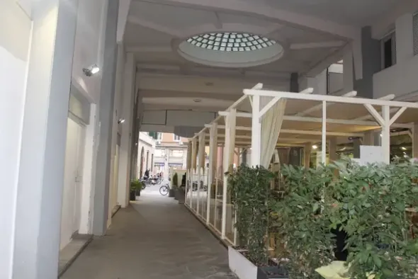 #15249 Locale commerciale con galleria coperta