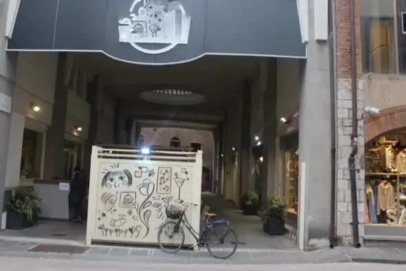 #15249 Locale commerciale con galleria coperta