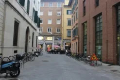 #15249 Locale commerciale con galleria coperta