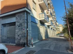 #15119 Locale commerciale con magazzino e uffici