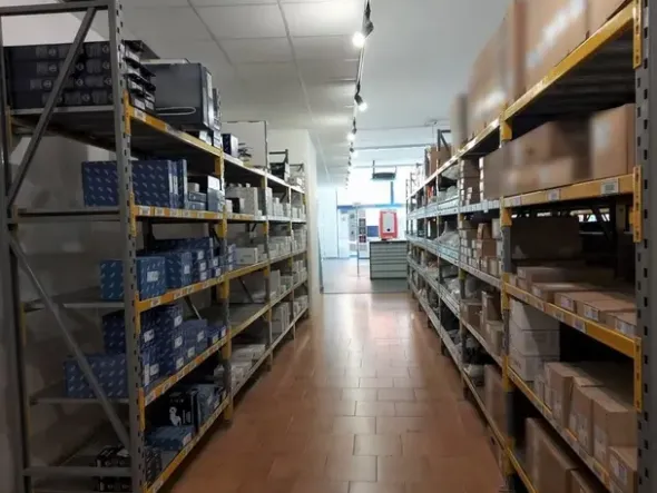 #15119 Locale commerciale con magazzino e uffici