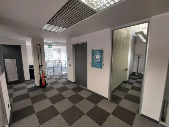 #25196 Locale commerciale con uffici su due livelli in zona semicentrale