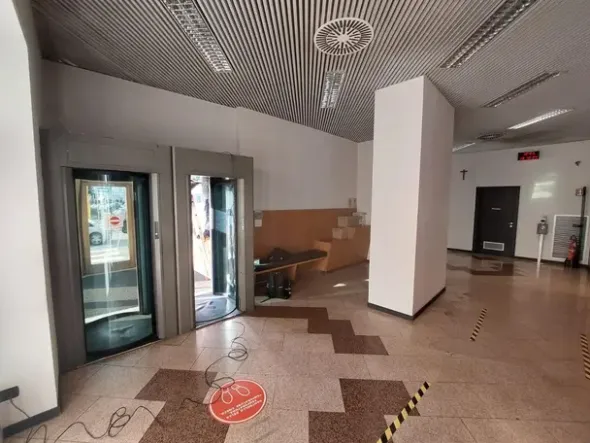 #25196 Locale commerciale con uffici su due livelli in zona semicentrale