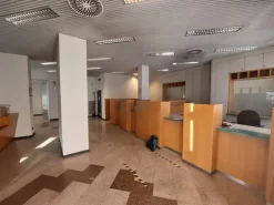 #25196 Locale commerciale con uffici su due livelli in zona semicentrale
