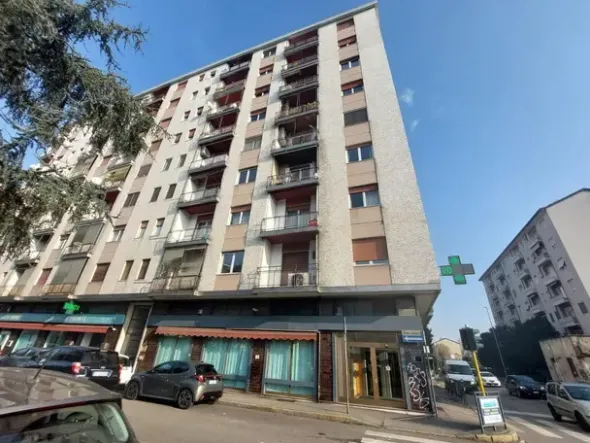#25196 Locale commerciale con uffici su due livelli in zona semicentrale
