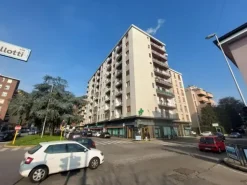 #25196 Locale commerciale con uffici su due livelli in zona semicentrale