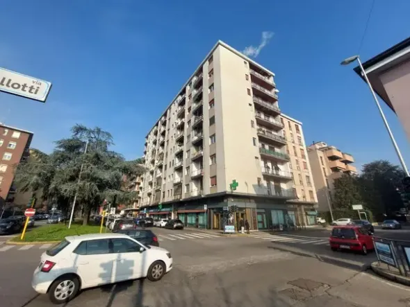 #25196 Locale commerciale con uffici su due livelli in zona semicentrale