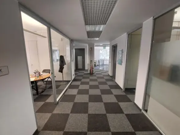 #25196 Locale commerciale con uffici su due livelli in zona semicentrale