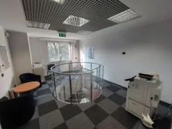 #25196 Locale commerciale con uffici su due livelli in zona semicentrale