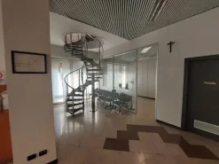 #25196 Locale commerciale con uffici su due livelli in zona semicentrale