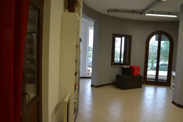 #2639972 Locale commerciale di due piani