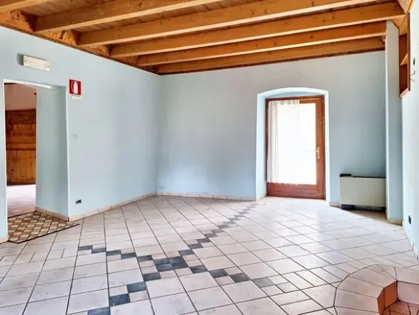 #23550 Locale commerciale ex ristorante con parcheggio e area esterna
