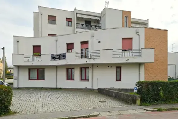 #24650 Locale commerciale in edificio polifunzionale
