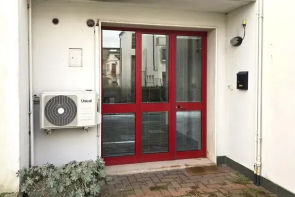 #24650 Locale commerciale in edificio polifunzionale