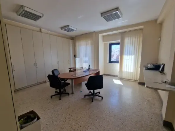 #2519012 Locale uffici disposto su due piani