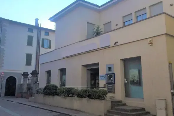 #19665 Locali adibiti ad istituto di credito