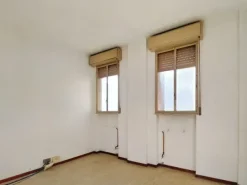 #20145 Locali commerciali in complesso condominiale