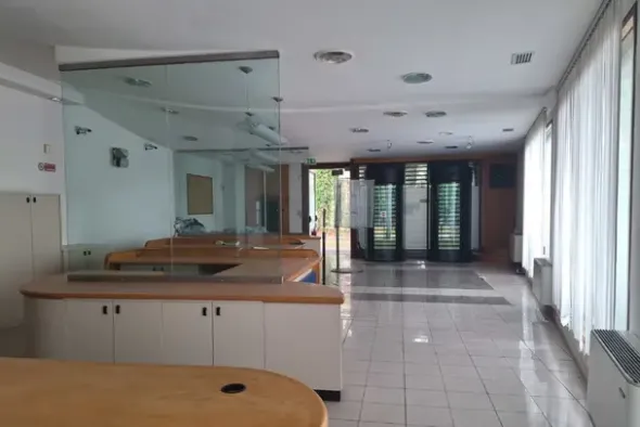 #2536106 Locali di un ex istituto bancario con corte