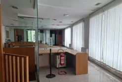 #2536106 Locali di un ex istituto bancario con corte