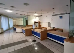 #2536106 Locali di un ex istituto bancario con corte
