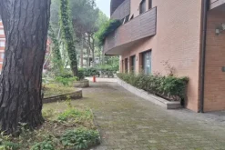 #2536106 Locali di un ex istituto bancario con corte