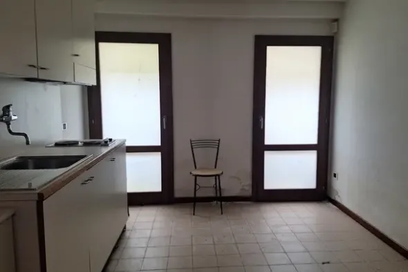 #2536106 Locali di un ex istituto bancario con corte