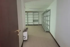 #2536106 Locali di un ex istituto bancario con corte