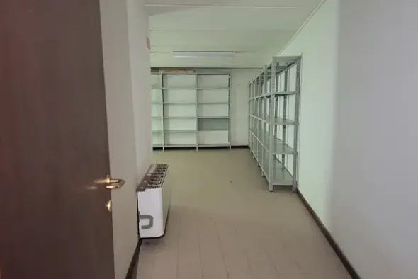 #2536106 Locali di un ex istituto bancario con corte