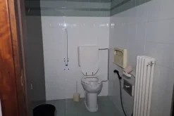#2536106 Locali di un ex istituto bancario con corte
