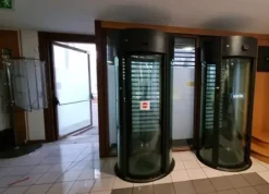 #2536106 Locali di un ex istituto bancario con corte