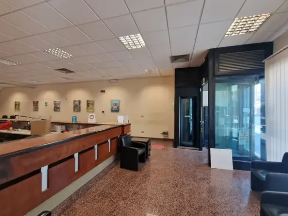 #2519011 Locali ex istituto di credito disposto su 3 piani