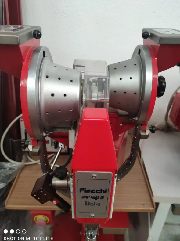 Macchina automatica a pressa per bottoni mar. Fiocchi.