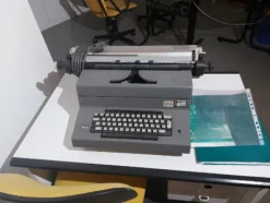 2#8247 Macchina da scrivere Olivetti