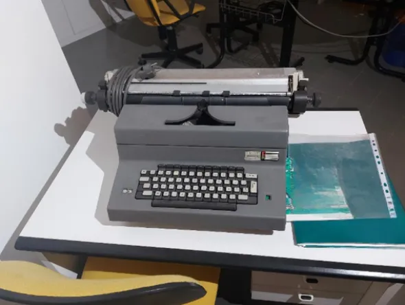 2#8247 Macchina da scrivere Olivetti