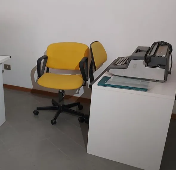 2#8247 Macchina da scrivere Olivetti