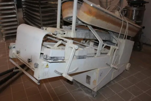 17#3961 Macchina formatrice per pane Esmach