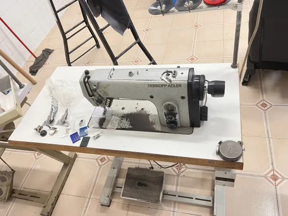 Macchina per cucire lineare rasafilo automatica