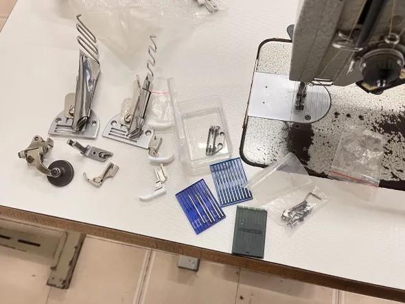 Macchina per cucire lineare rasafilo automatica