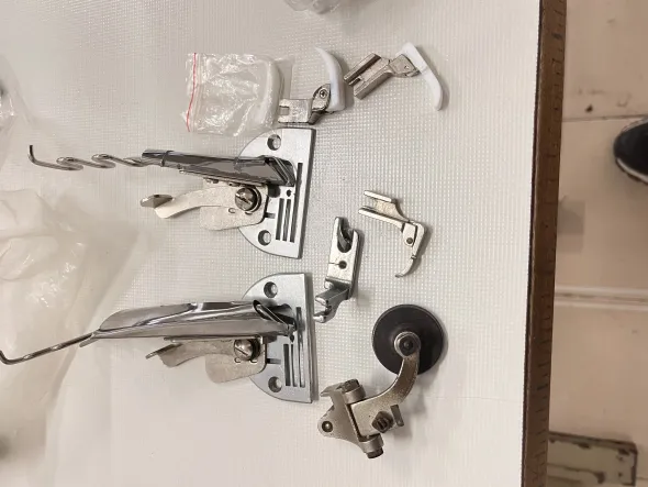 Macchina per cucire lineare rasafilo automatica