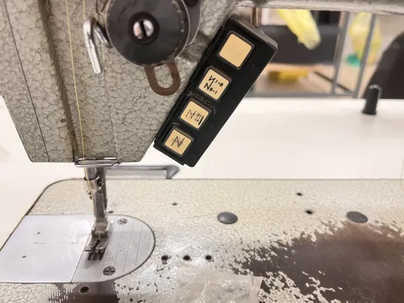 Macchina per cucire lineare rasafilo automatica