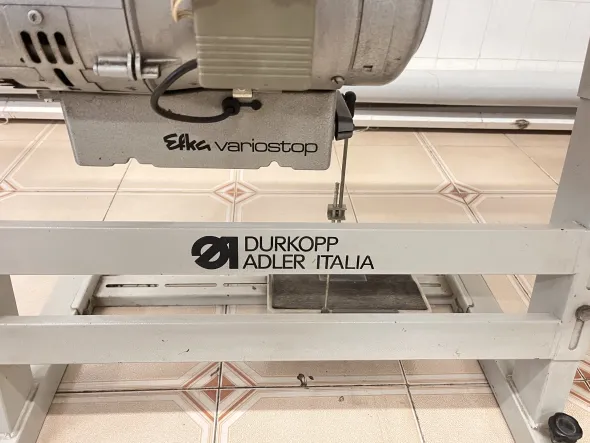 Macchina per cucire lineare rasafilo automatica