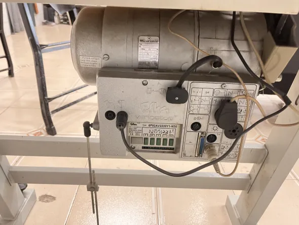 Macchina per cucire lineare rasafilo automatica