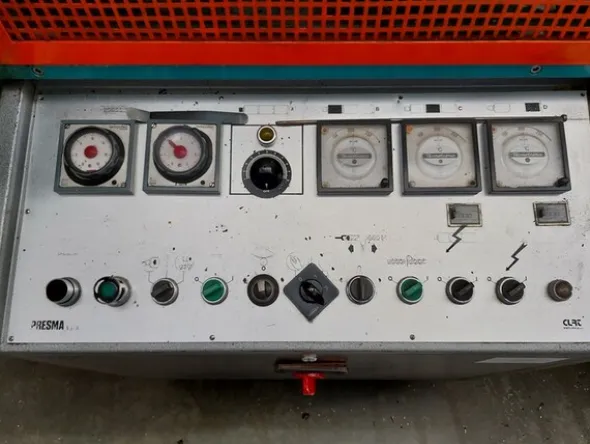7#6439 Macchina per stampaggio a iniezione Presma