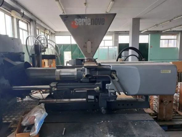 2#8176 Macchina per stampaggio plastica Sandretto