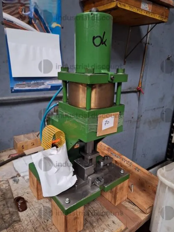 1#9818 Macchinari e attrezzature per lavorazioni metalliche e carrelli elevatori