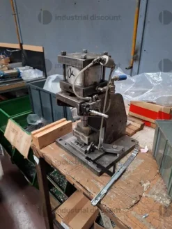 1#9818 Macchinari e attrezzature per lavorazioni metalliche e carrelli elevatori