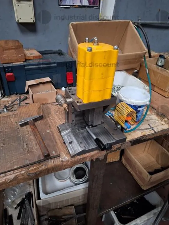 1#9818 Macchinari e attrezzature per lavorazioni metalliche e carrelli elevatori