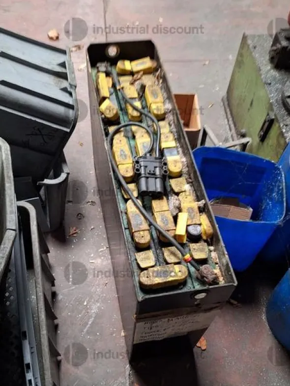 1#9818 Macchinari e attrezzature per lavorazioni metalliche e carrelli elevatori