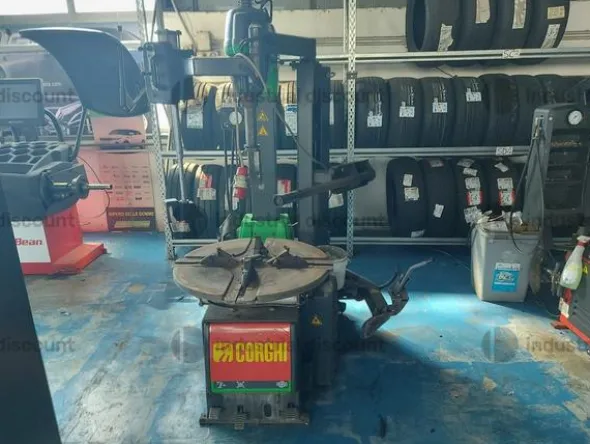 3#9643 Macchine, attrezzature per gommista e officina e Rimanenze di magazzino pneumatici